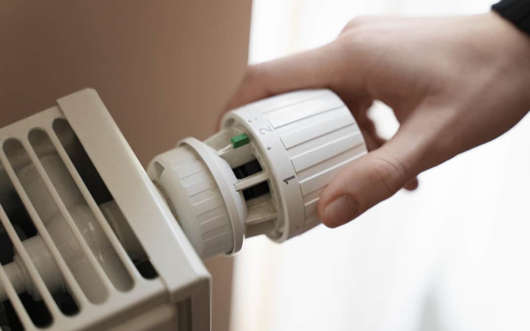 What are the advantages of energy-efficient air conditioning and heating systems?